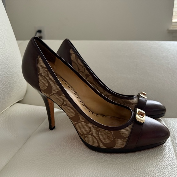 COACH BROWN LOGO SIGNATURE PUMP w/METAL DETAIL 10M - Picture 1 of 9